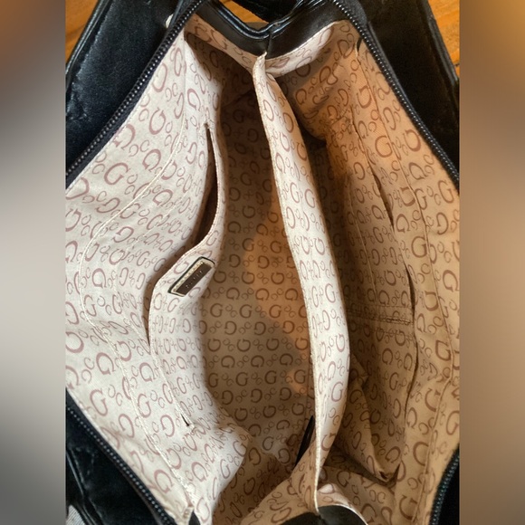 Cute Guess over the shoulder handbag - Picture 8 of 8